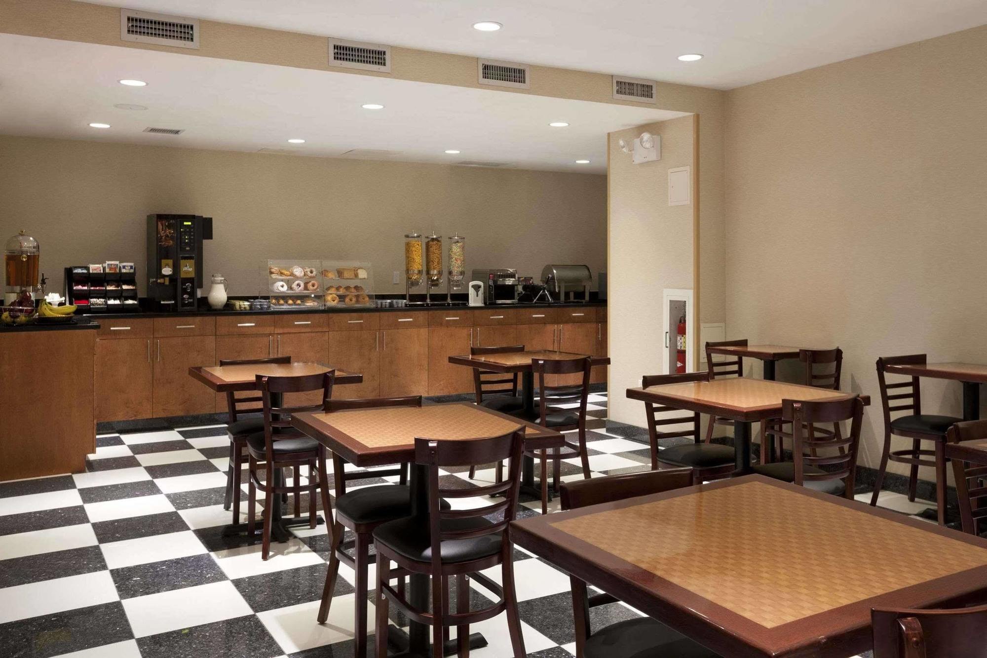Howard Johnson By Wyndham Jamaica Ny Near Airtrain Jfk Nova York Exterior foto